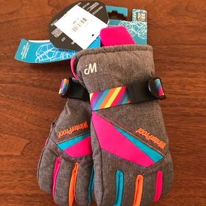 Girls Ski gloves NWT size 4-6x (small)